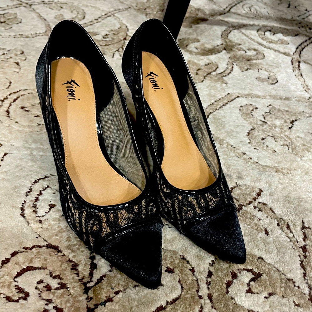 Fiona Black Lace Dress Shoes Size 7.5